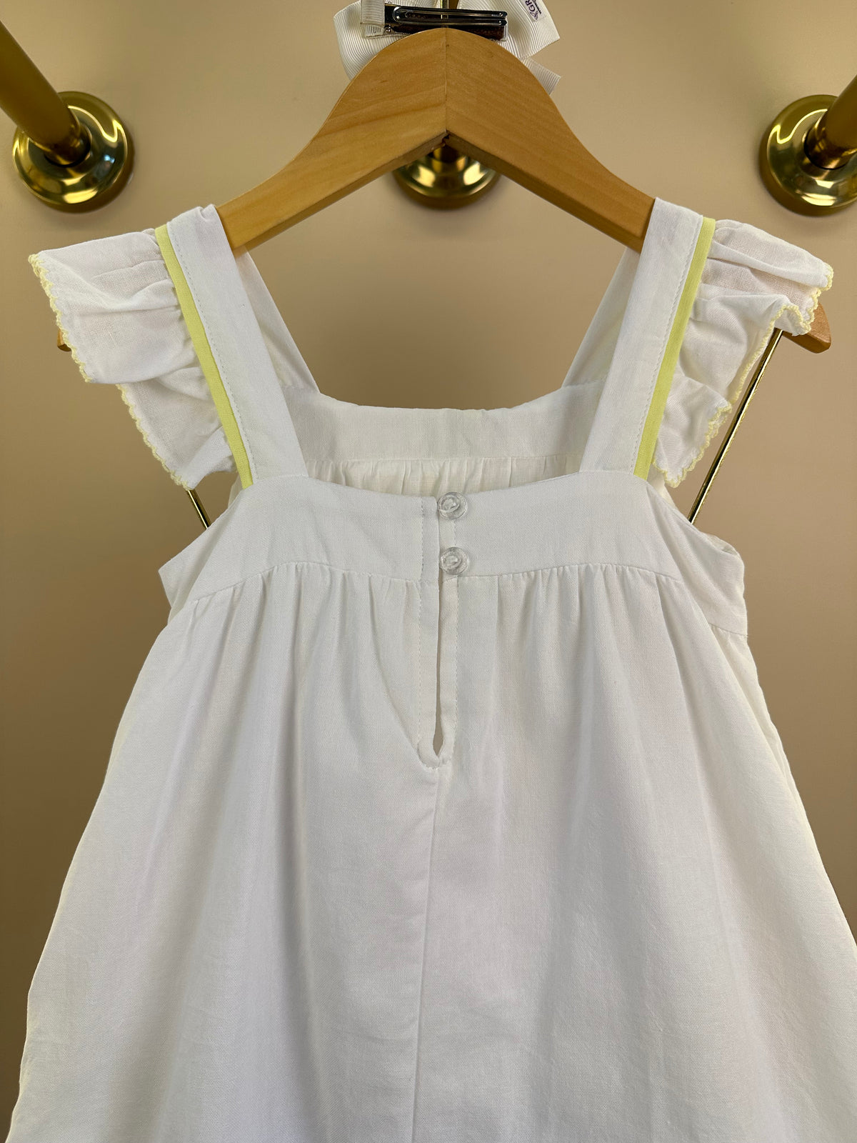 Vestido Infantil Branco Bordado Detalhes Amarelo - Petit Cherie