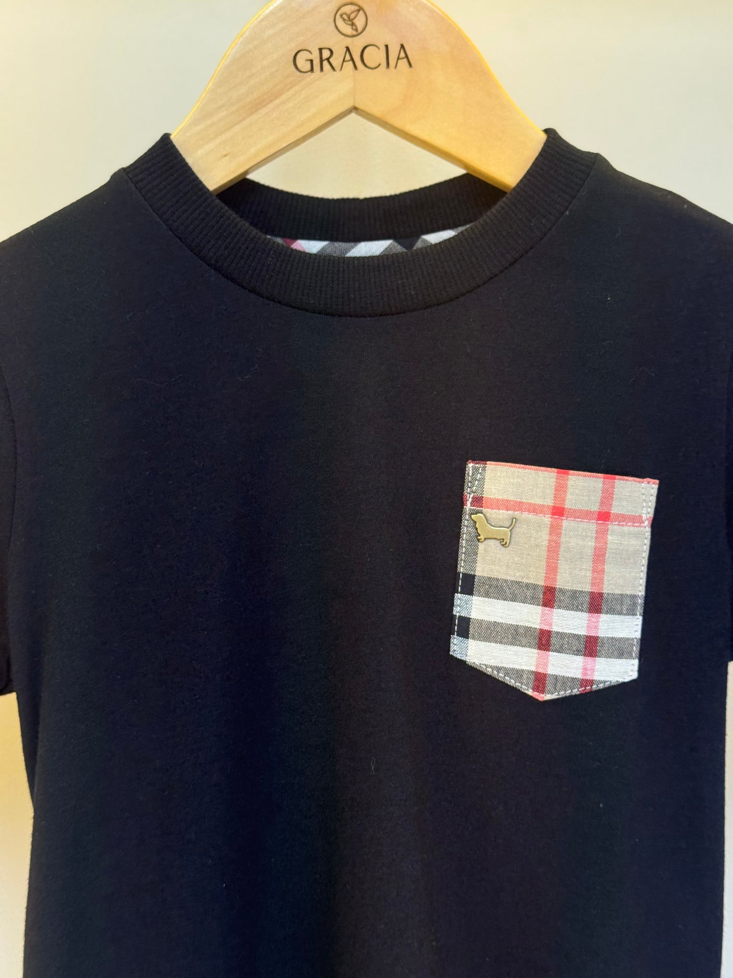 Camiseta Infantil Meia Malha Penteada com Bolso Preta - Um Mais Um