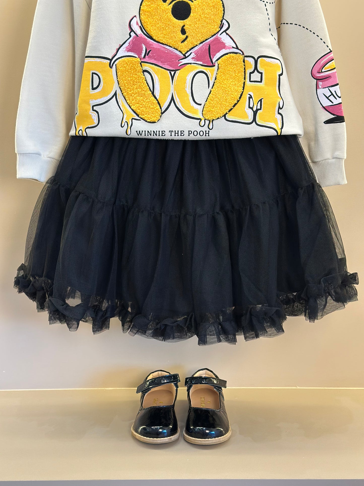 Conjunto Infantil Casacol Moletom Pooh Bege Vanilla e Saia Tule Preta - Animê Petite
