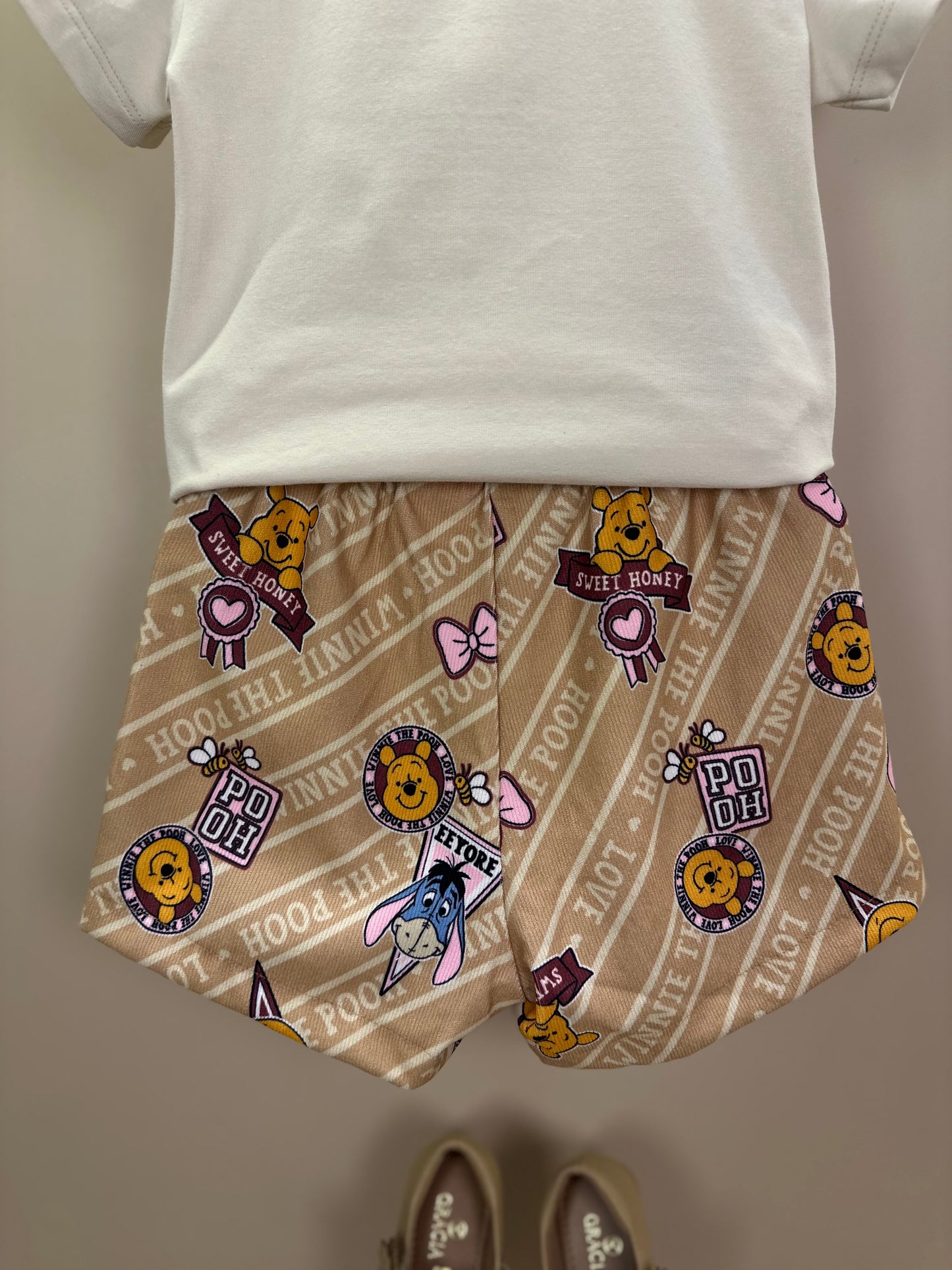 Conjunto Infantil Blusa MC Branca Pooh e Shorts Bege Vanilla - Momi