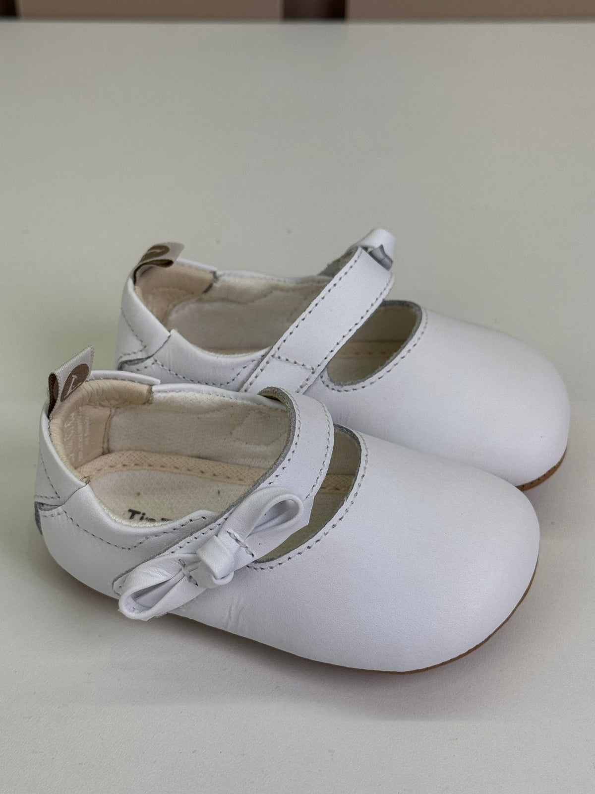 Sapatinho Bebê Gift Couro Branco - Tip Toey Joey