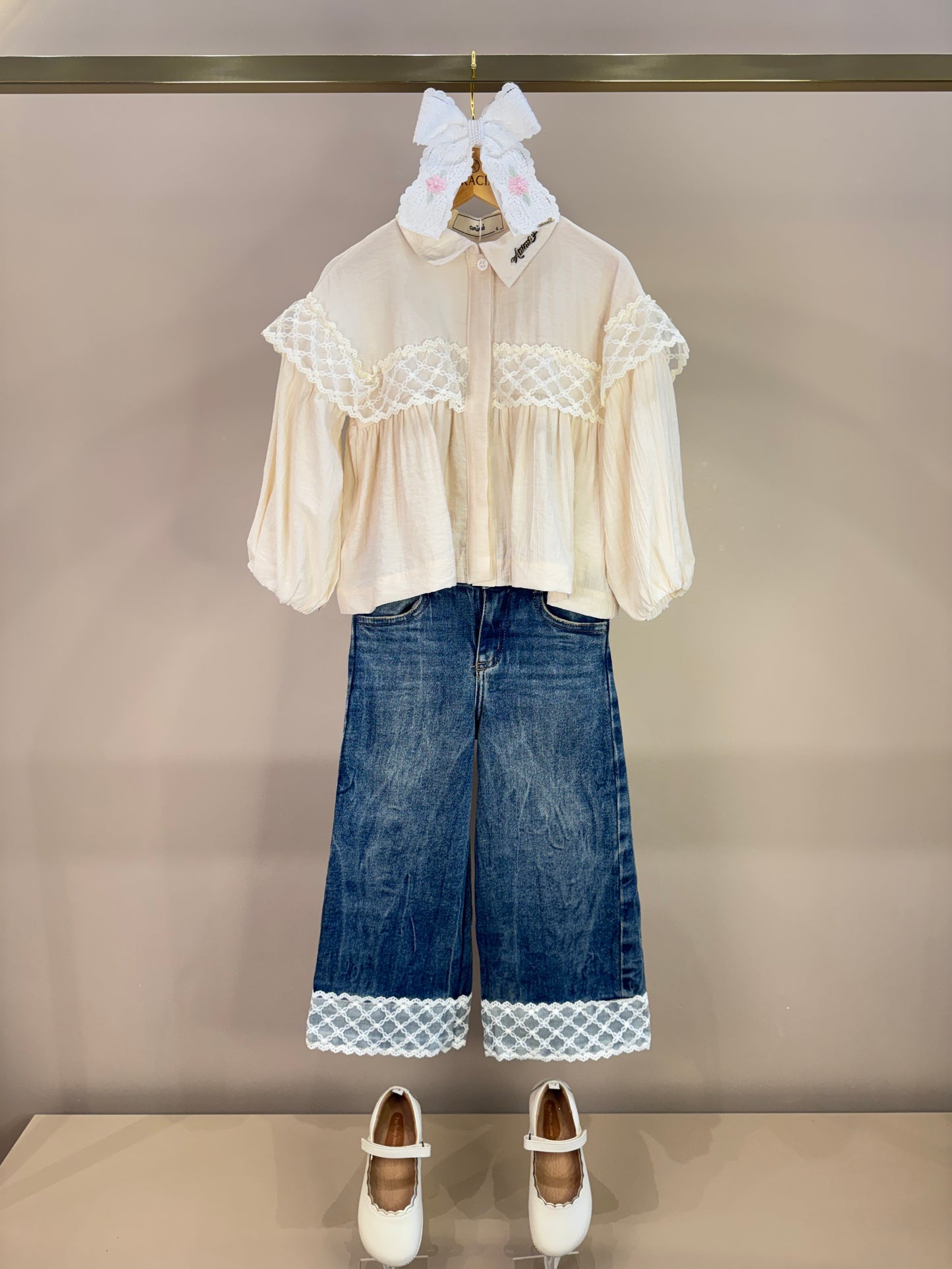 Conjunto Infantil Camisa Renda Bege e Calça Jeans Barra