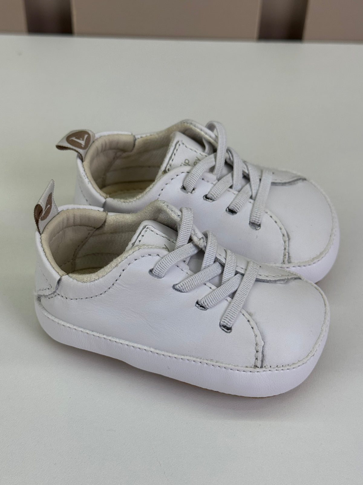 Sapatinho Bebê Snuggle Couro Branco - Tip Toey Joey