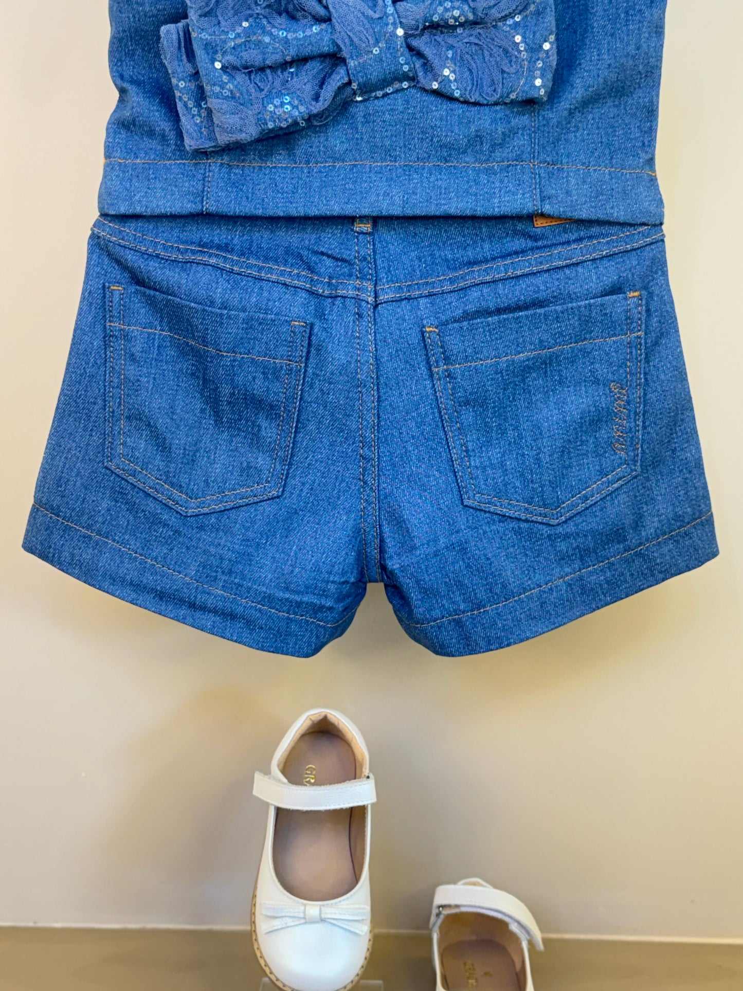 Conjunto Infantil Colete e Shorts Jeans Bordada Tule Flores - Animê
