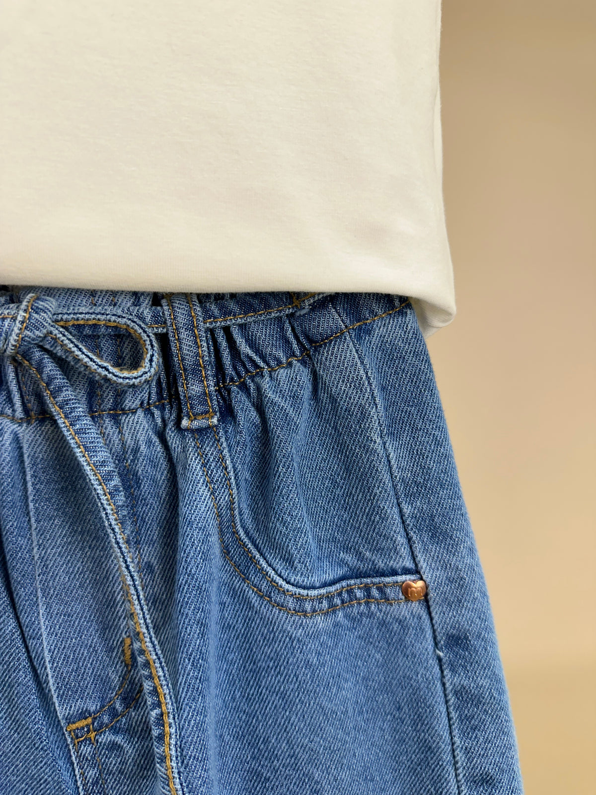 Conjunto Infantil Blusa Lenço Estampado Amarrado Na Gola e Calça Jeans Wide Leg Cós Alto Com Elástico - Momi