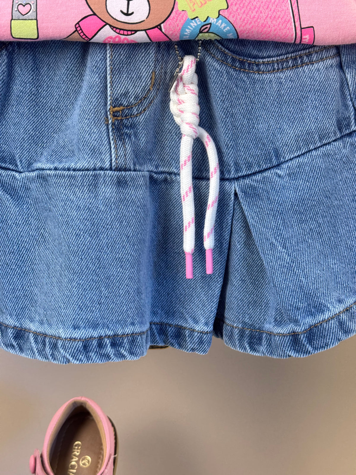 Conjunto Infantil Blusa Chaveiro Com Strass e Saia Jeans Pregas Com Pingente - Momi