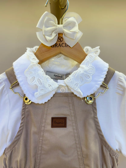 Salopete Infantil Sarja Bege com Camisa Gola Rendada Off White - Animê Petite