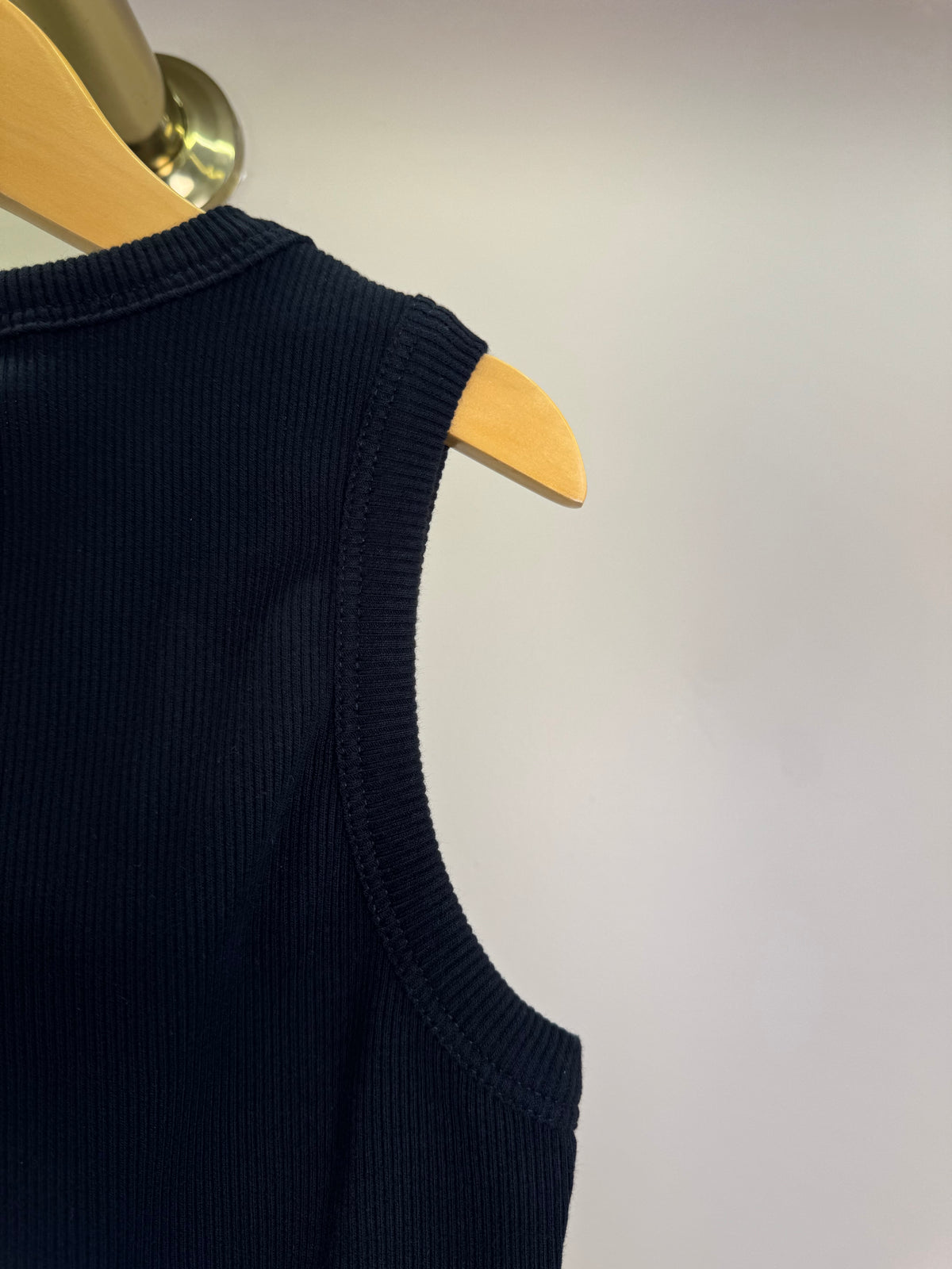 Regata Teen em Malha Preta com Babado – Authoria
