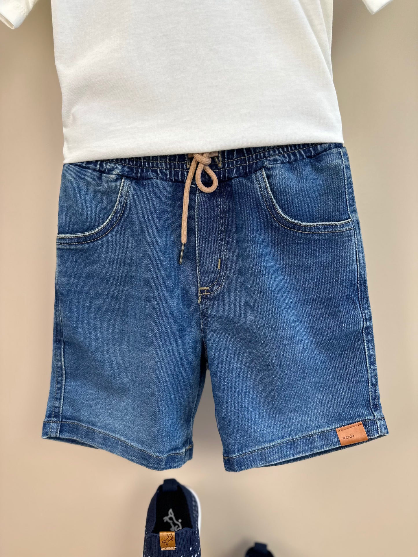 Conjunto Infantil Camiseta Branca Faixa Azul Urso Costas e Bermuda Jeans - Youccie