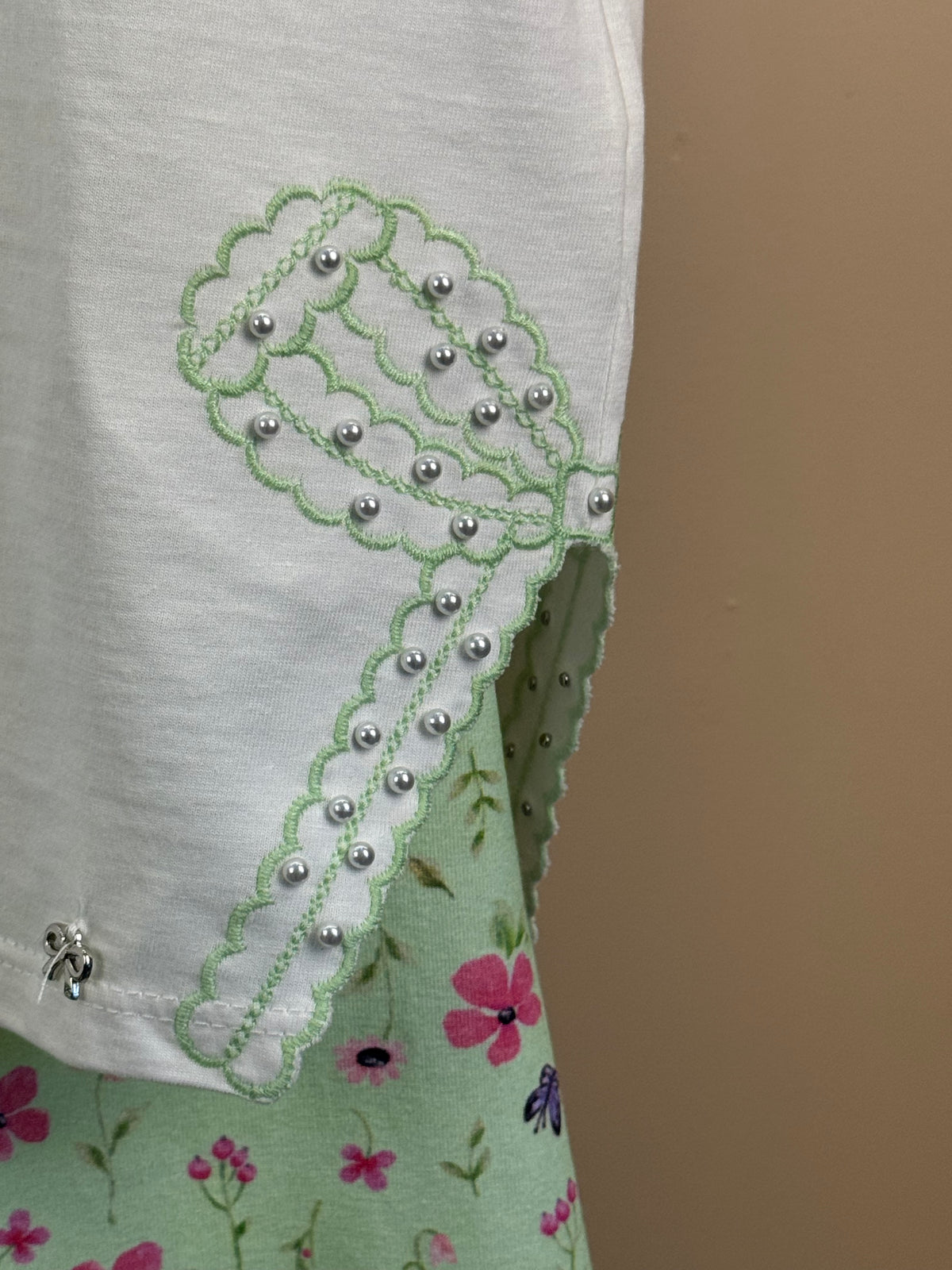 Conjunto Infantil Blusa Bordado Pérolas e Shorts Legging Verde Estampado - Petit Cherie