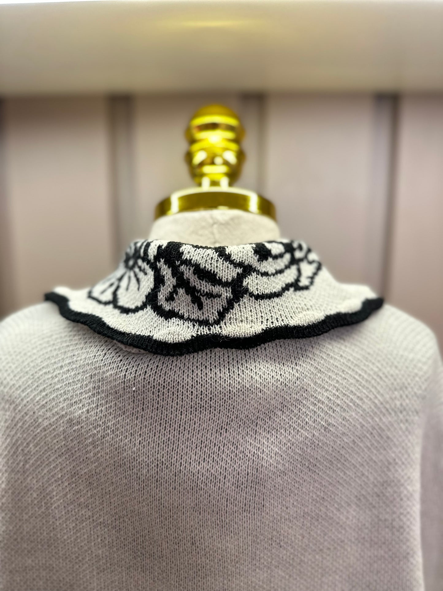 Conjunto Infantil Poncho Conceito Cru e Flores e Laço Preto e Calça Essentials Couro Tech Preta - Animê