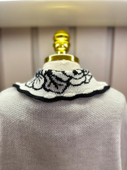 Conjunto Infantil Poncho Conceito Cru e Flores e Laço Preto e Calça Essentials Couro Tech Preta - Animê