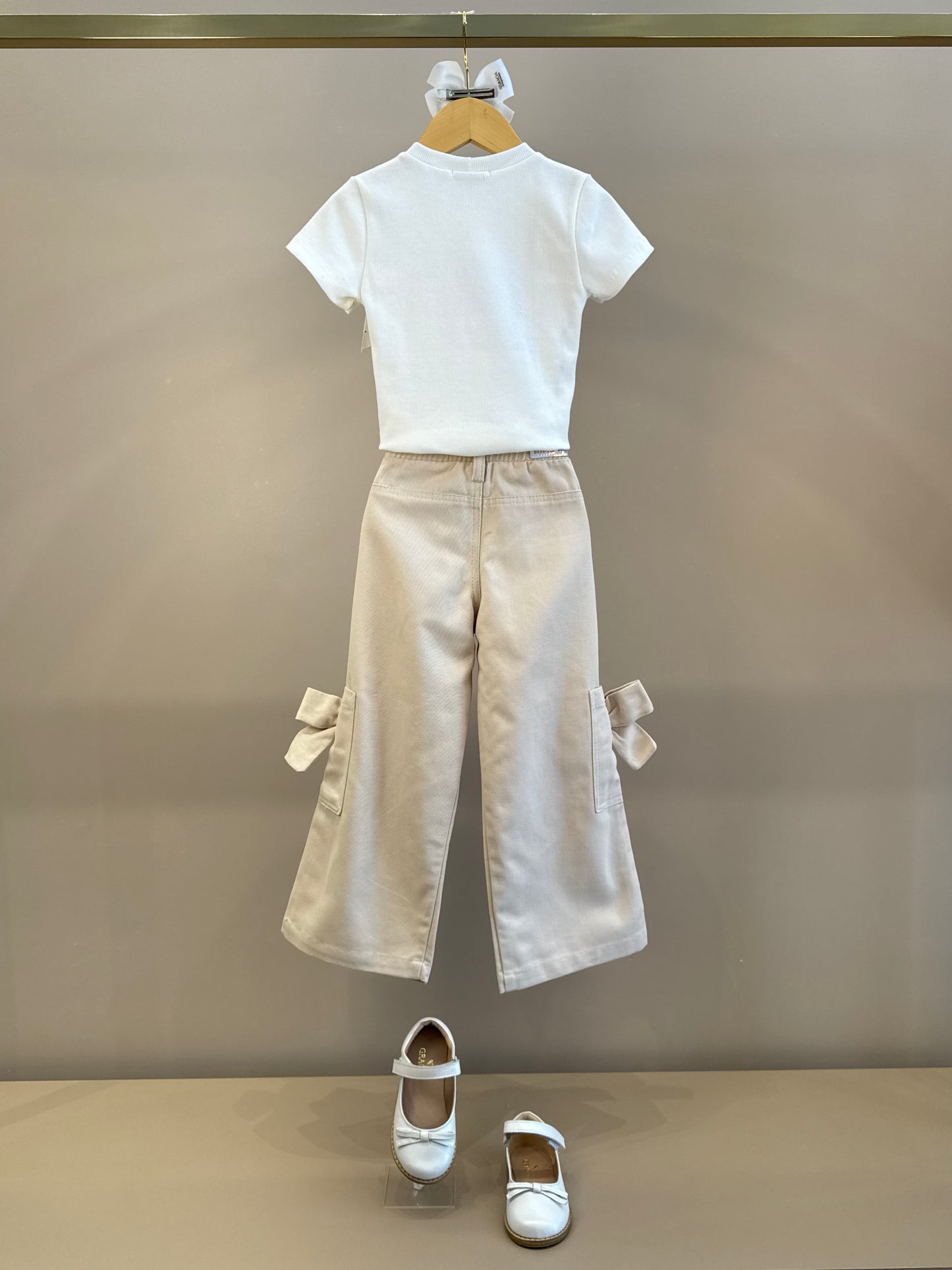 Conjunto Infantil Camiseta Off White Lacinho Tule e Calça Wide Leg Cargo Bege - Gabriela Aquarela