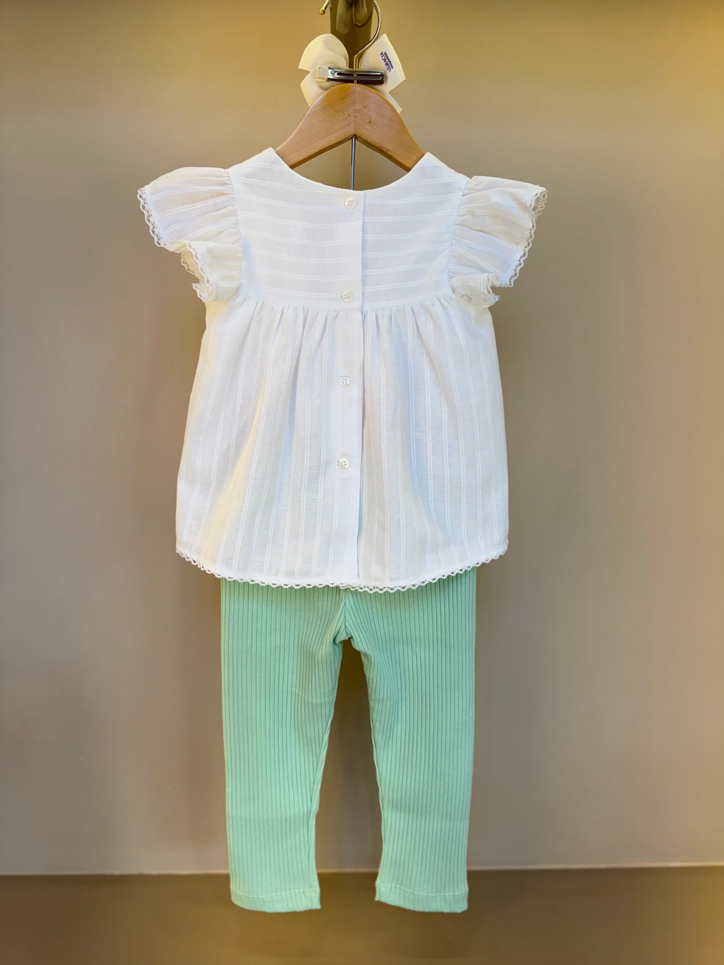 Conjunto Bebê Bata Cambraia Algodão Flores e Renda com Calça Legging  - Um Mais Um