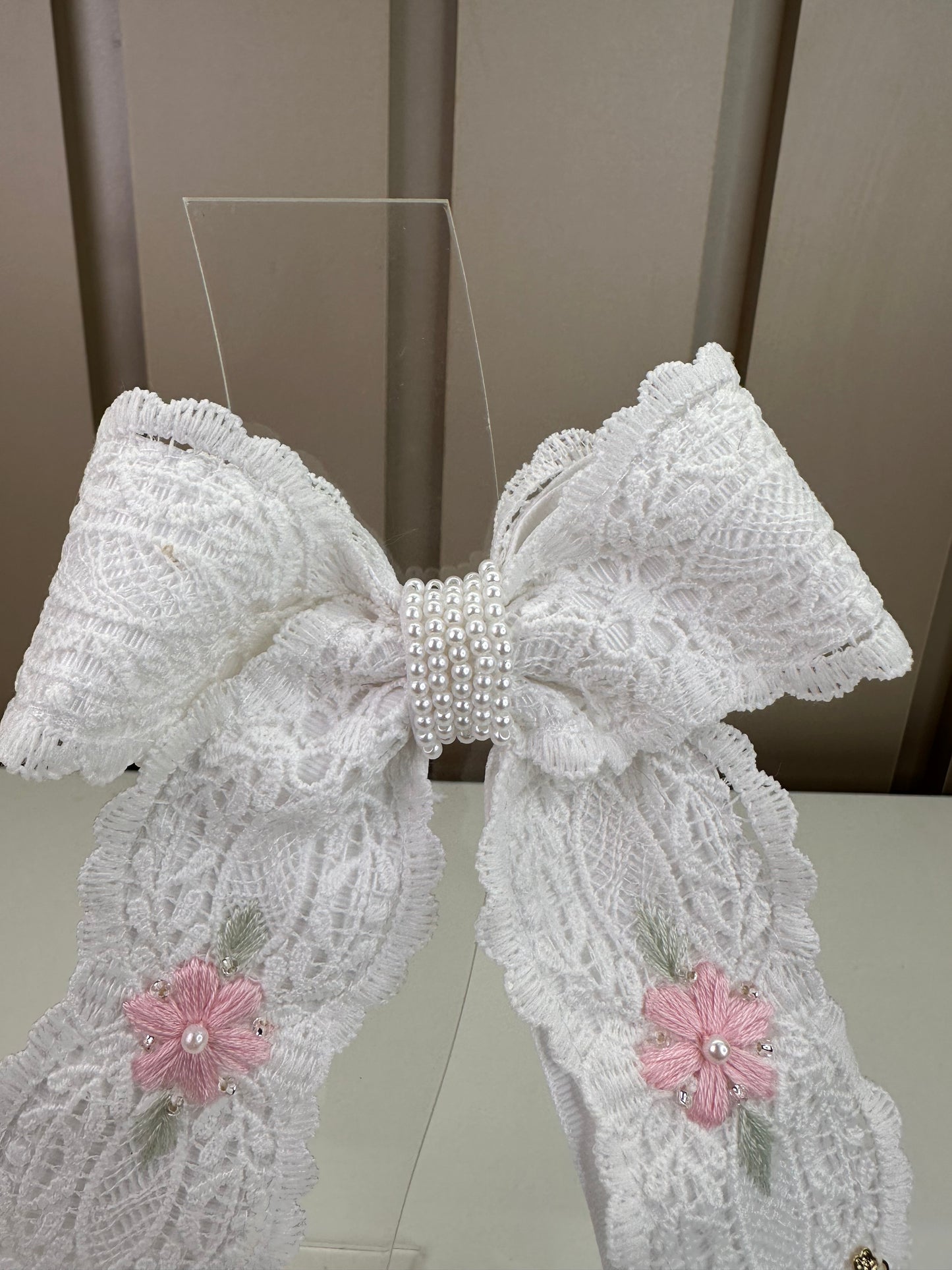 Laço Infantil Duplo Revestido Renda Bordado Flor Miolo Pérolas Branco/Rosa - Roana