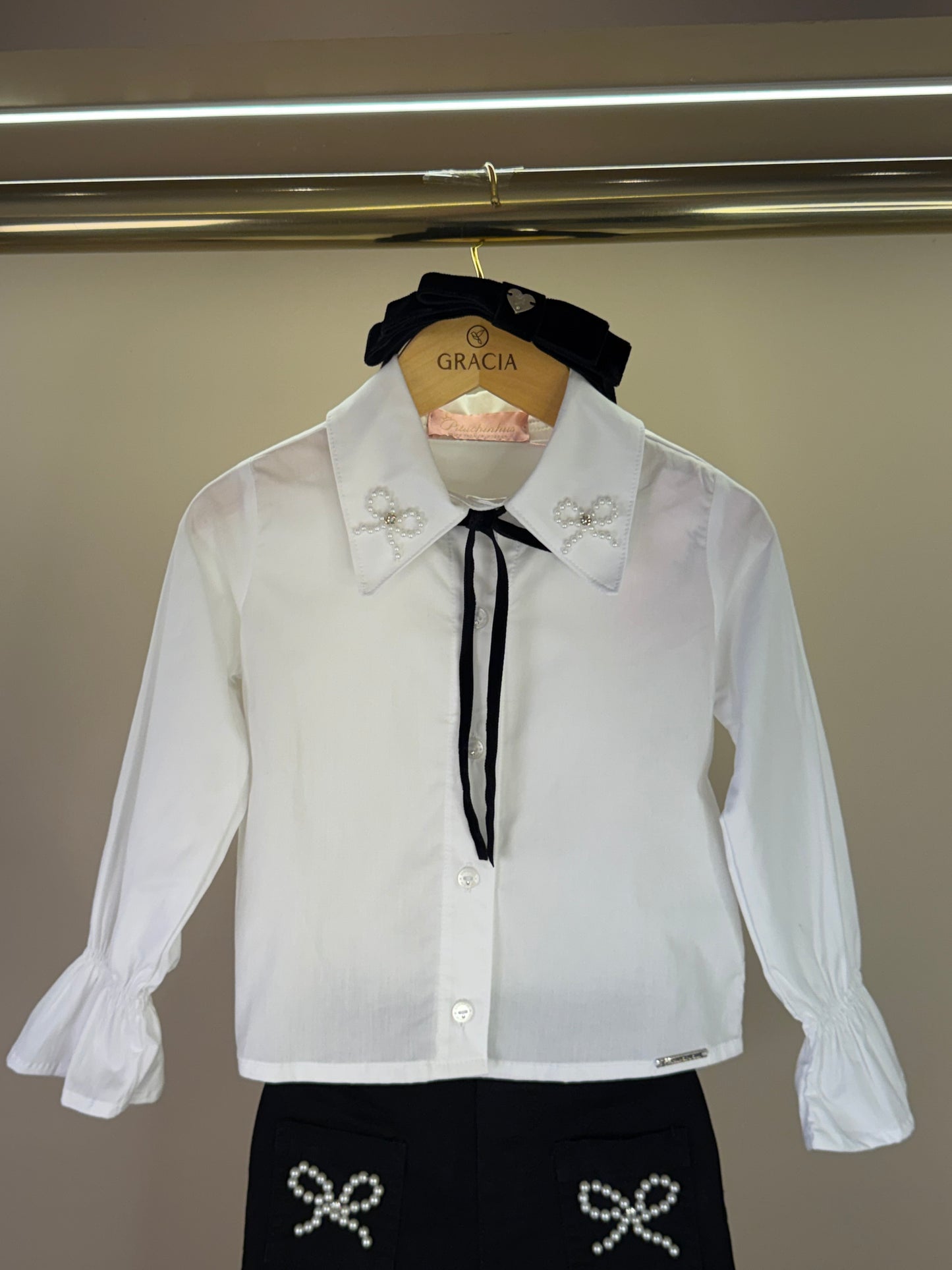 Conjunto Infantil Camisa Mini Laço Veludo e Calça Sarja Reta Laços Bordados Bolsos Preta - Pituchinhus