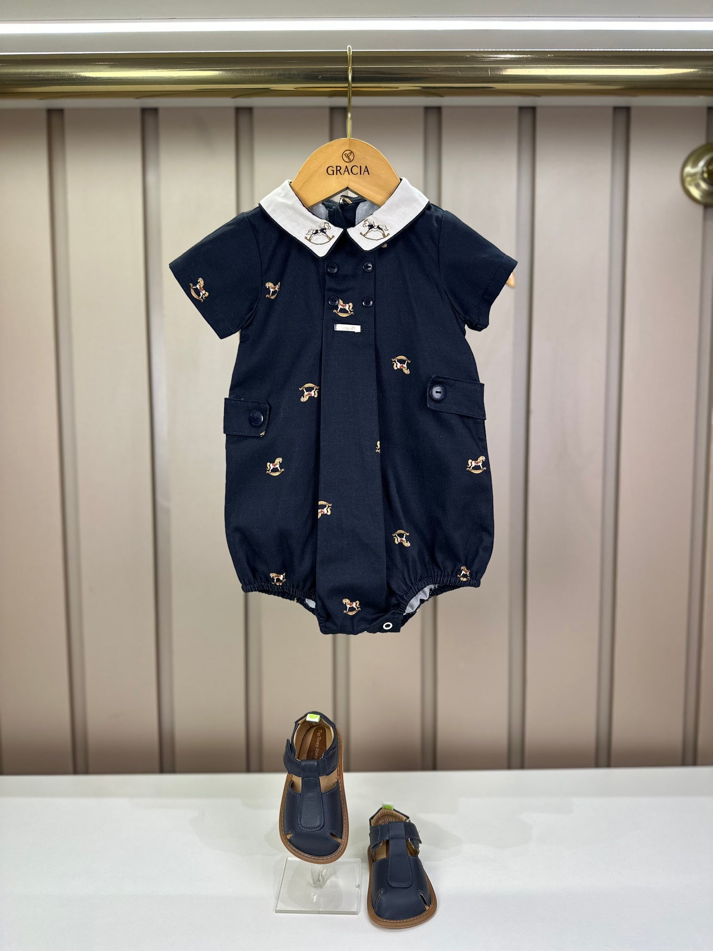 Pimpão Bebê Clássico Preto Gola Branca Bordada Cavalinho - Roana