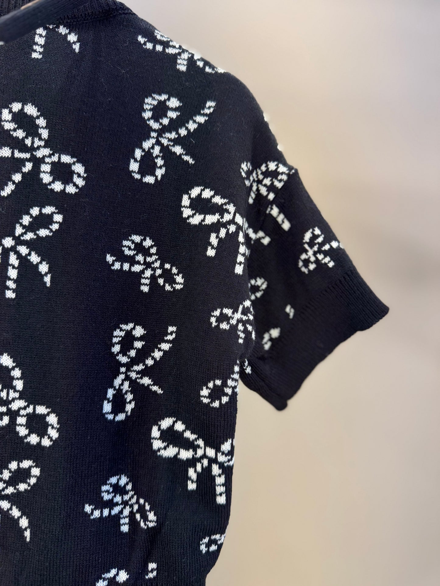 Conjunto Infantil Casaco Tricot Lacinhos Bordados Pérolas e Cristais e Calça Sarja Reta Laços Bordados Bolsos Preta - Pi