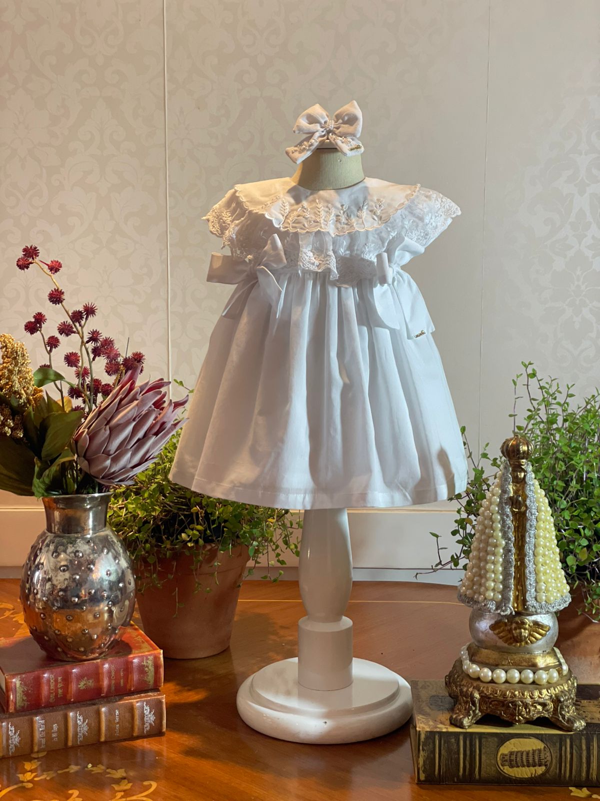 Vestido Bebê Algodão Gola Babados Bordada com Lacinhos Branco - Roana