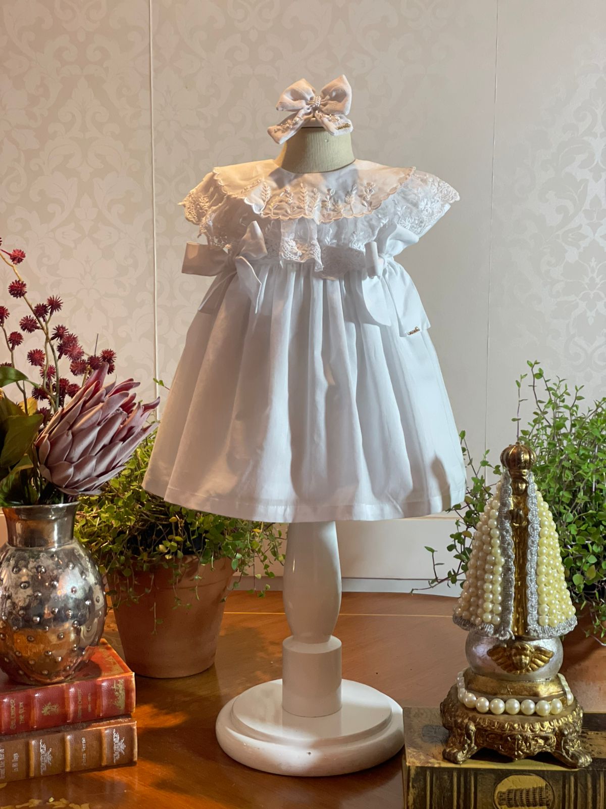 Vestido Bebê Algodão Gola Babados Bordada com Lacinhos Branco - Roana