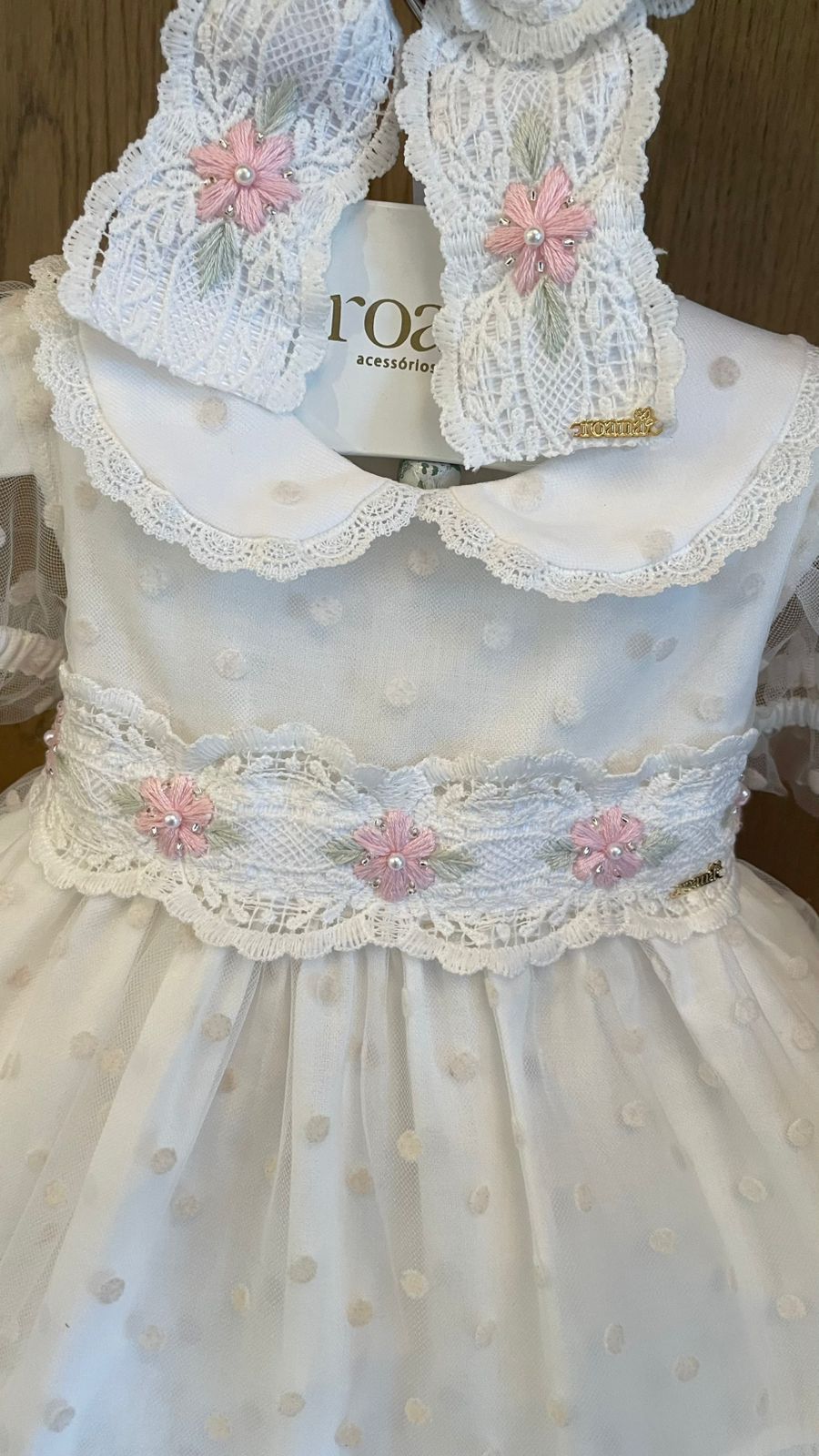 Vestido Infantil Super Luxo Tule Poás Marfim Gola, Busto e Mangas Rendadas e Bordados - Roana
