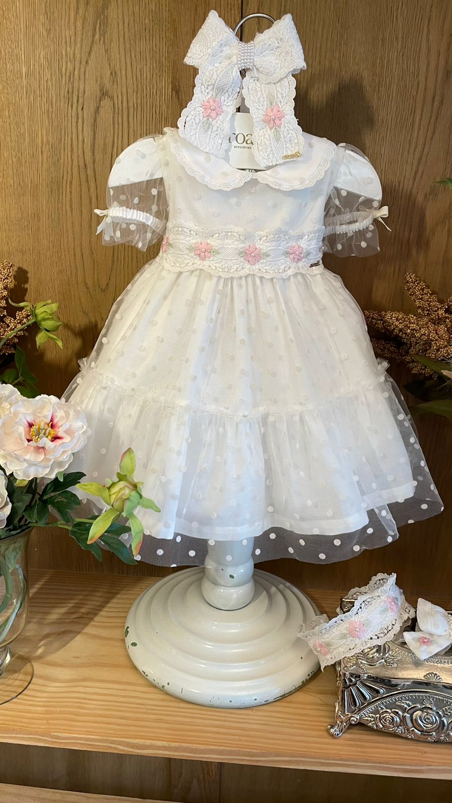 Vestido Infantil Super Luxo Tule Poás Marfim Gola, Busto e Mangas Rendadas e Bordados - Roana