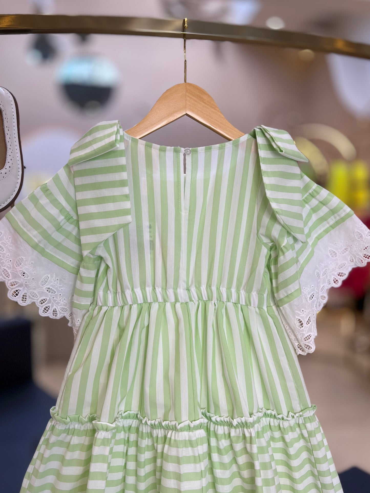 Vestido com babado e bordado inglês Animê