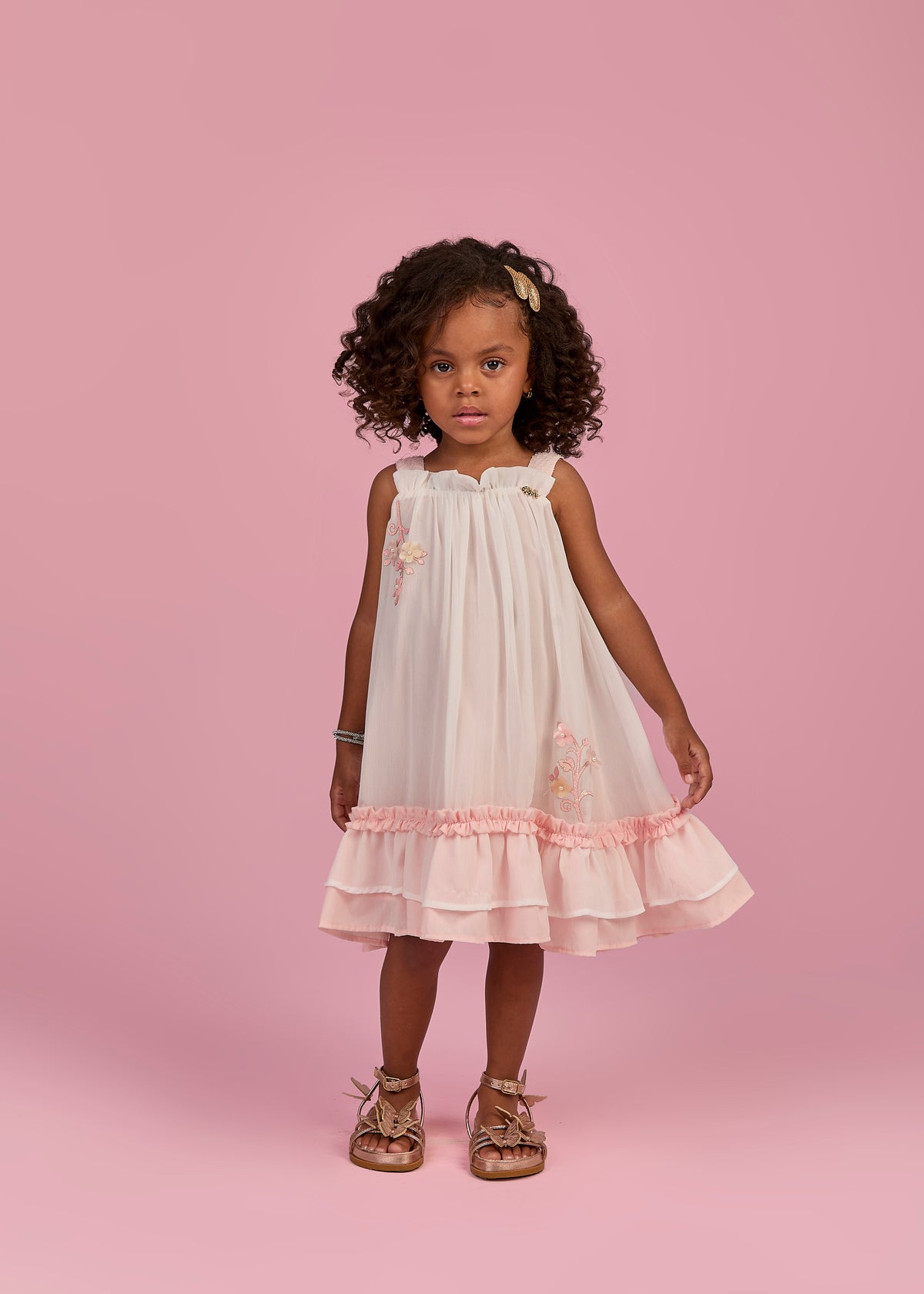 Vestido Infantil Fluído com Babados e Aplicacão Buque de Flores Salmão - Gabriela Aquarela