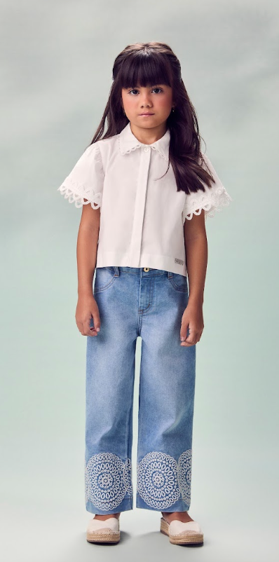Conjunto Infantil Camisa Off White Gola Rendinha e Calça Jeans Bordado - Animê
