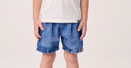 Conjunto Infantil Camiseta Branca Faixa Azul Urso Costas e Bermuda Jeans - Youccie