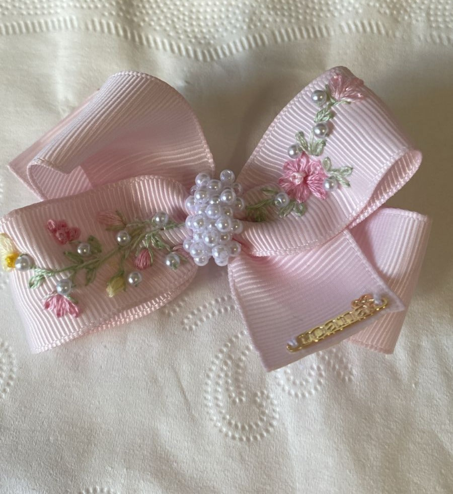 Presilha Infantil Laço Rosa Bordado Flores e Ramos Miolo Pérolas- Roana