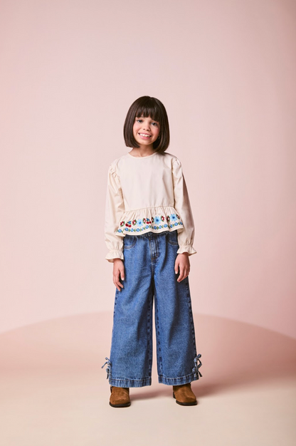 Conjunto Infantil Blusa Bordado Flores Bege e Calça Jeans Reta Laços - Momi