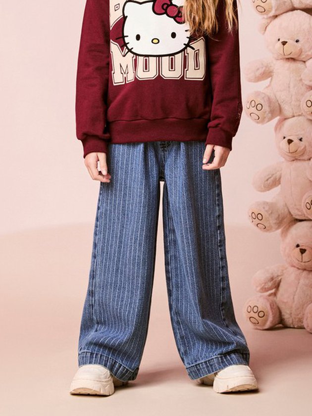 Conjunto Infantil Casaco  Over Hello Kitty Cranberry Juice e Calça Jeans Listrada Cós Duplo - Momi