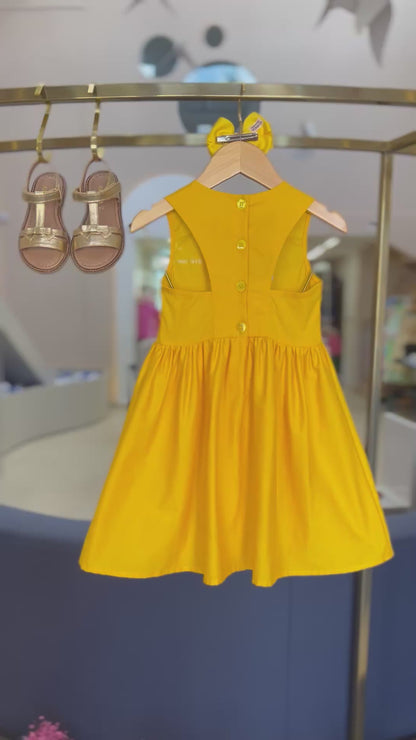 Vestido com Detalhe nas Costas Beabá